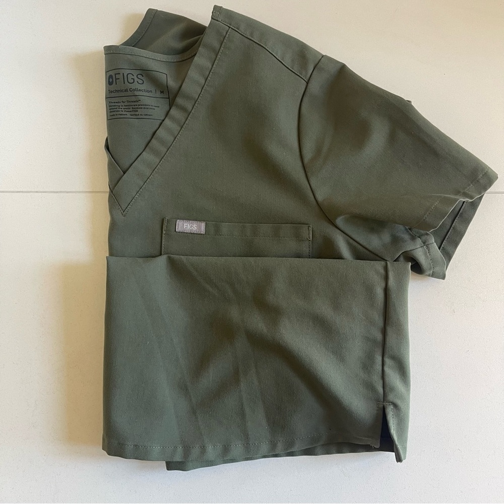 Figs Catarina One-Pocket Scrub Top in Moss in M